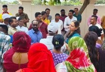 सफाई कर्मचाऱ्यांच्या प्रश्नांसाठी नगराध्यक्षा थेट मैदानात; दुर्गादेवी जगदाळेंच्या पुढाकाराचे नगरपालिकेच्या कर्मचाऱ्यांकडून कौतुक