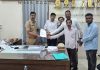 दौंडच्या मुख्य रस्त्यावर अवजड वाहतुकीचा विळखा; वाहने शहराबाहेरून वळवण्याची राष्ट्रवादी काँग्रेसची मागणी